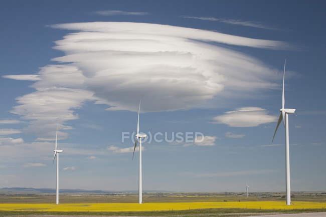Dramáticas nubes con cielo azul y molinos de viento - foto de stock