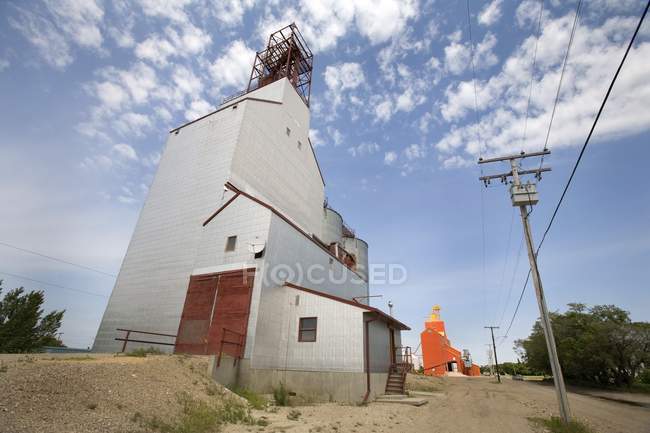 Elevador de grano contra el cielo - foto de stock