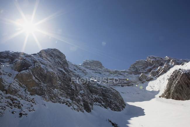 Солнечный свет над Каскадной горой — стоковое фото