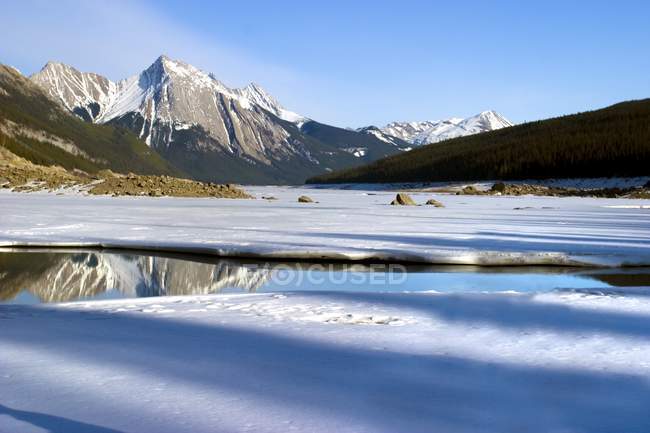 Lago de montanha e rochas — Fotografia de Stock