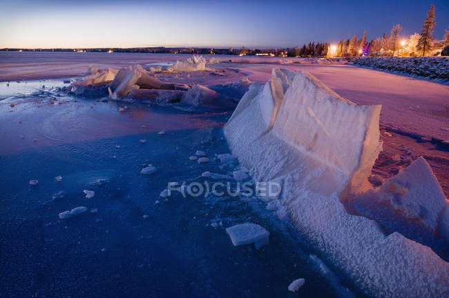 Gelo empurrado para cima pelo lago — Fotografia de Stock