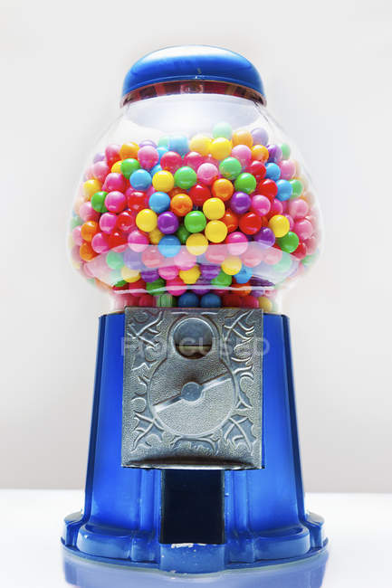 Gumball macchina piena di gomme colorate su sfondo bianco — Foto stock