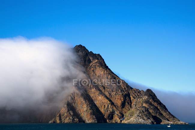 Pico de montaña con humo - foto de stock