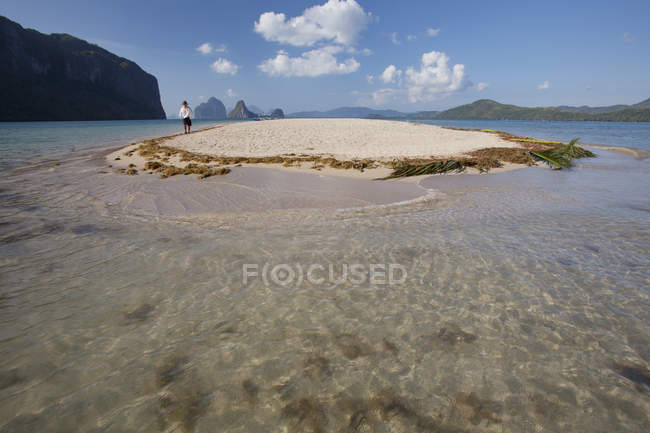 Passeggiate turistiche maschili lungo sabbia — Foto stock