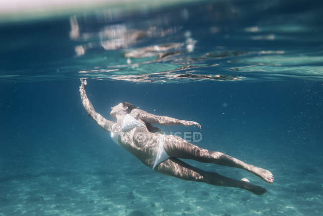Жінка, плавання під водою — стокове фото