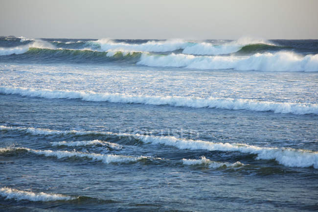 Wellen am langen Strand — Stockfoto
