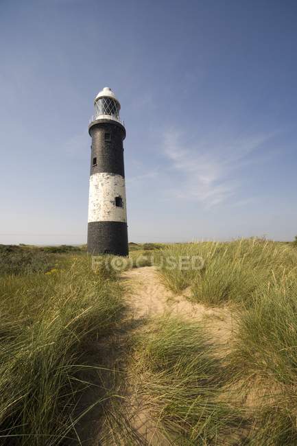 Faro in dune con cielo — Foto stock