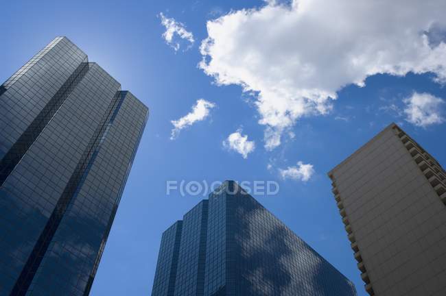 Edificios contra el cielo nublado - foto de stock