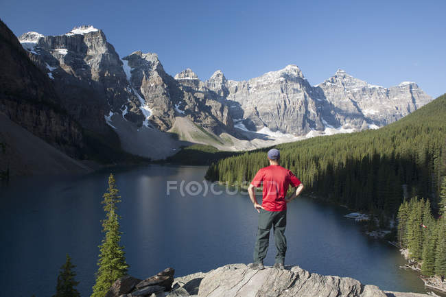 Чоловік стоїть на скелі — стокове фото