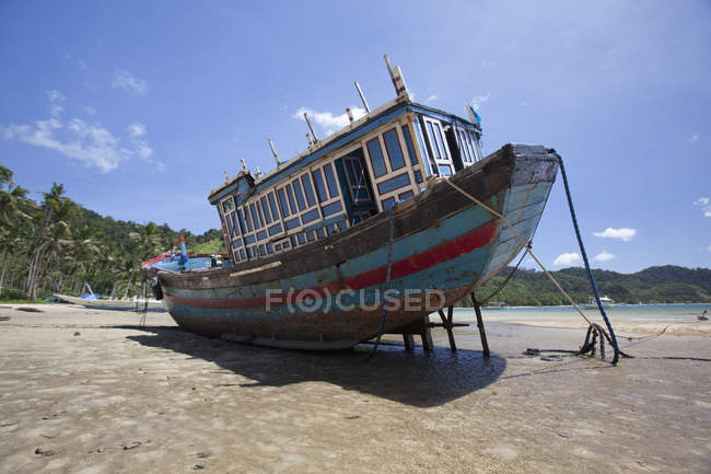 Barco de madeira fica na baía — Fotografia de Stock