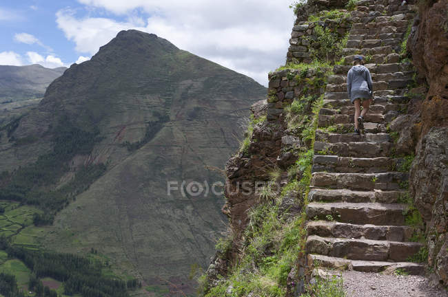 Frau steigt Stufen hinauf — Stockfoto