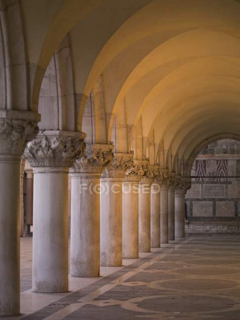 Edificios y columnas en Venecia - foto de stock
