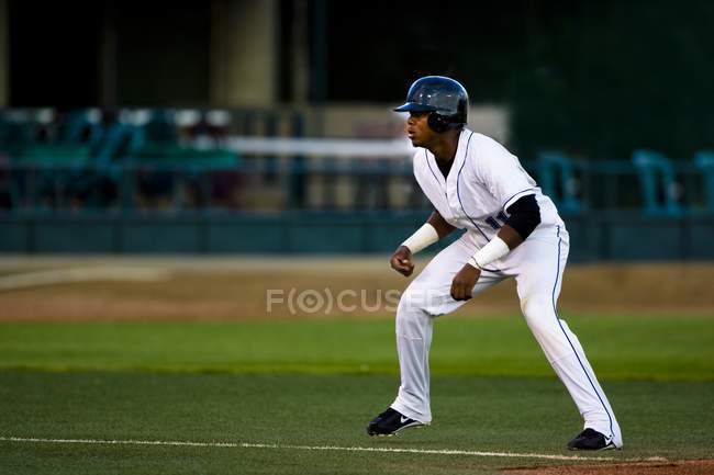Vista do jogador de beisebol no campo com grama verde — Fotografia de Stock