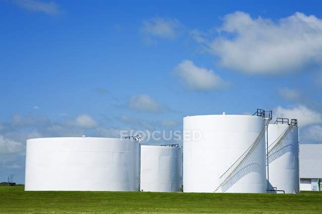 Терминал хранения нефти — стоковое фото
