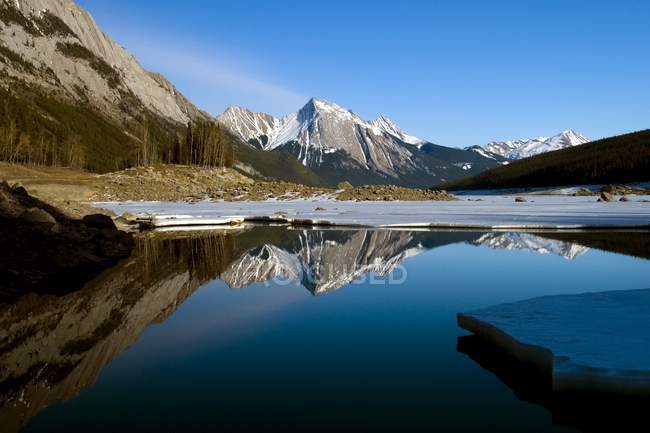 Lago di medicina, jasper national park, alberta, canada — Foto stock