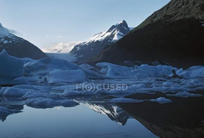 Montañas y formaciones de hielo - foto de stock