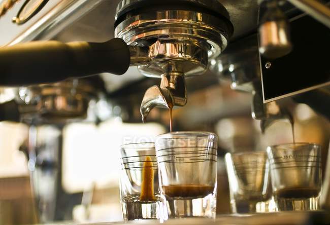 Espresso Macchina in bar al chiuso — Foto stock