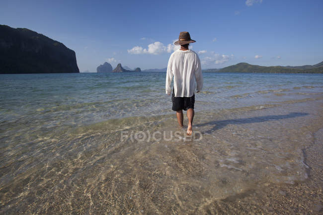 Caminhadas turísticas masculinas ao longo da areia — Fotografia de Stock