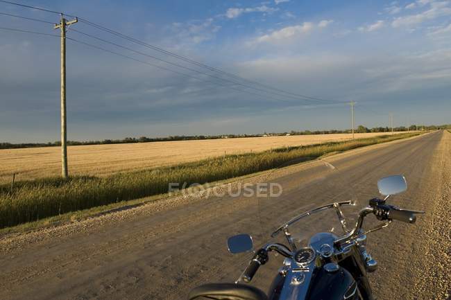 Motocicleta en un camino de pradera - foto de stock