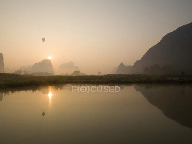 Sole che tramonta sul fiume — Foto stock