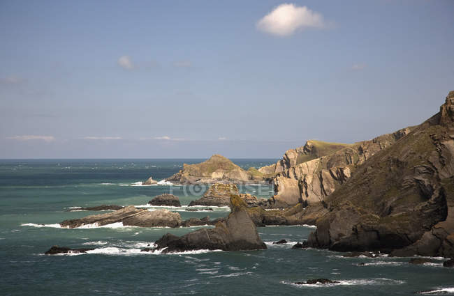 Klippen entlang der Küste des Atlantischen Ozeans — Stockfoto