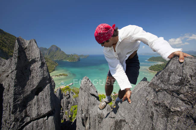 Uomo roccia sale in cima — Foto stock