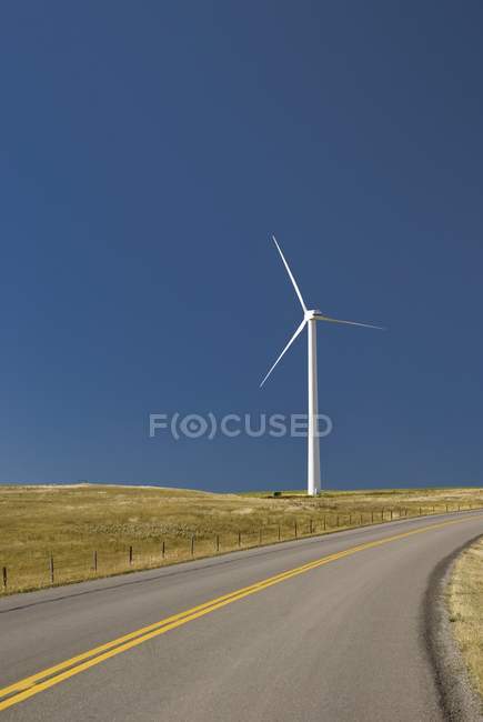 Éolienne sur le terrain — Photo de stock