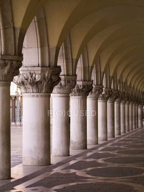 Säulen und Bögen in Venedig — Stockfoto
