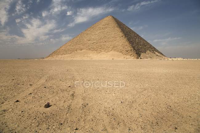 Pyramide rouge en Afrique — Photo de stock