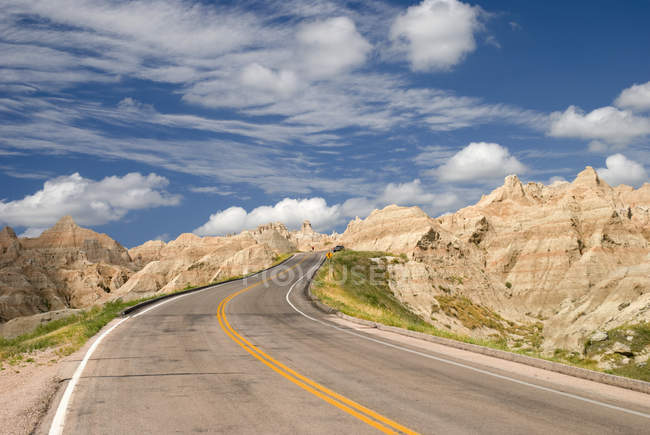 Eine Straße, die durch den Badlands Nationalpark führt — Stockfoto