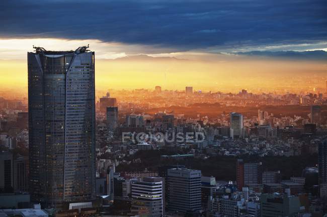 Skyline della città al tramonto — Foto stock