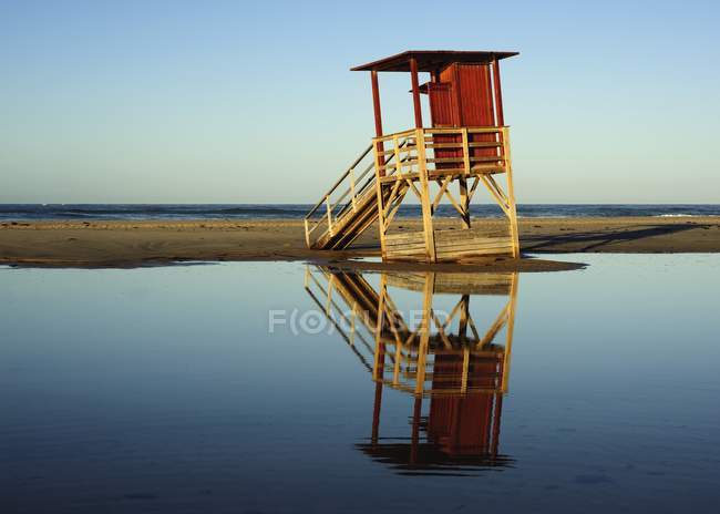 Torre di bagnino sulla riva — Foto stock