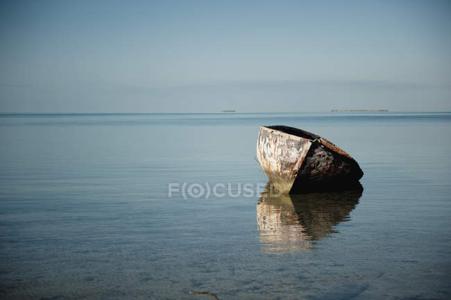 Barco vacío amarrado en el océano - foto de stock