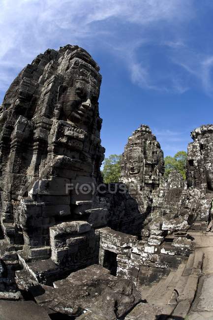 Tempio di Bayon sotto il cielo blu — Foto stock