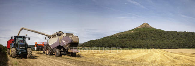 Combine Harvester In  Field — Stock Photo