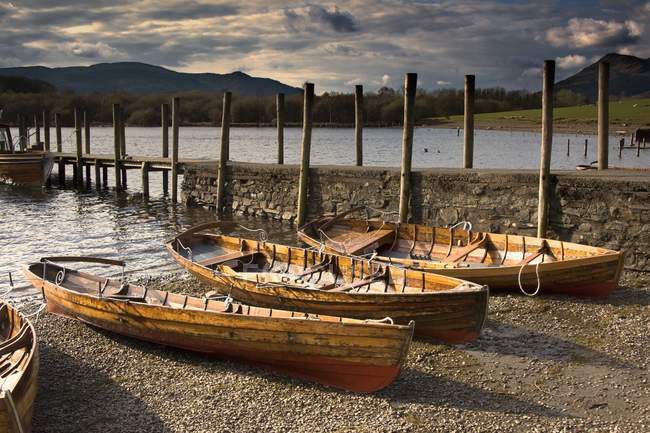 Quattro barche a remi sulla riva — Foto stock