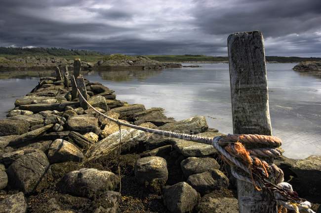 Pedras na costa contra a água — Fotografia de Stock