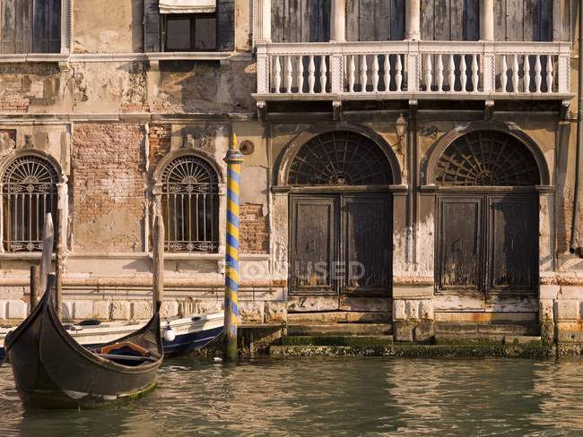 Gondola sul canale contro edificio — Foto stock