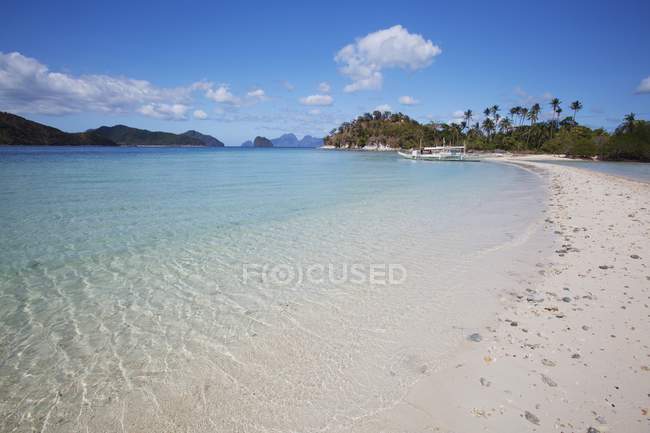 Чистому білому піску острова Зміїний — стокове фото