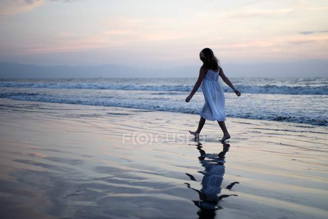 Дівчина гуляє вздовж пляжу — стокове фото