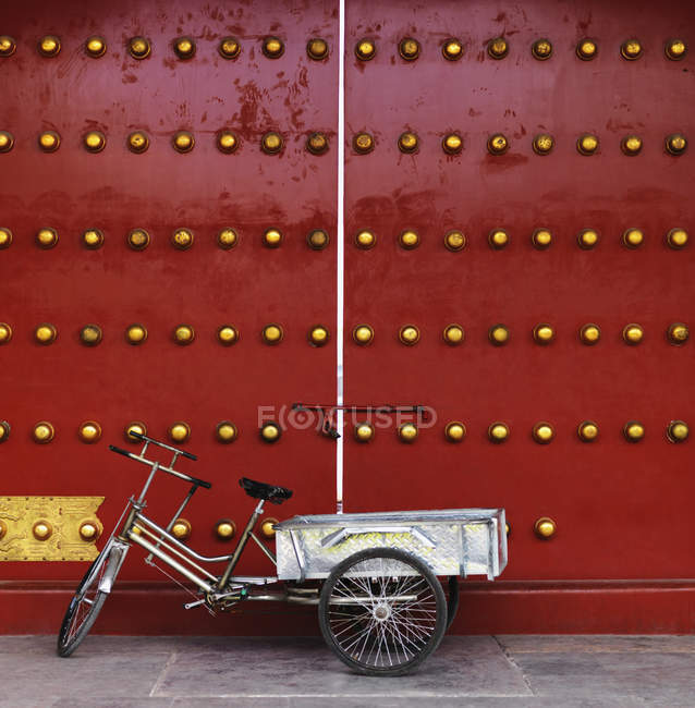 Велосипед за межами ворот Xihe — стокове фото