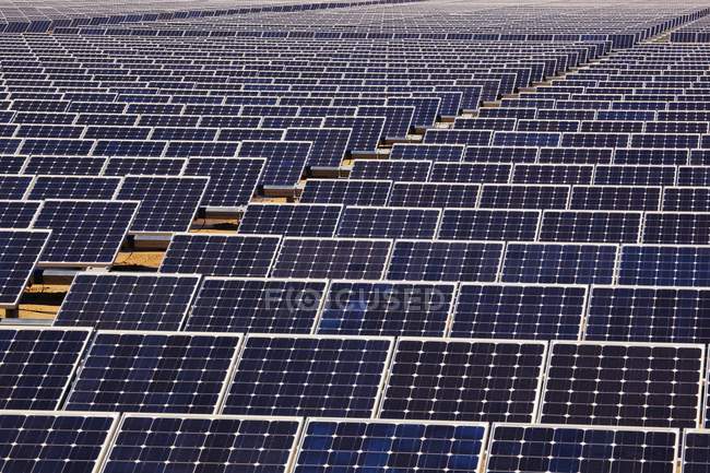 Paneles de energía solar - foto de stock