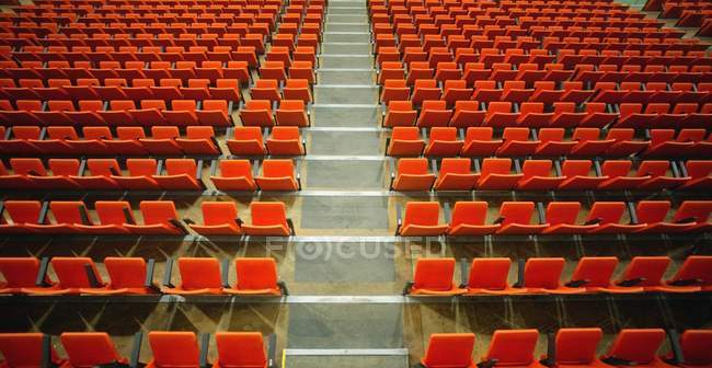 Habitación grande con asientos de teatro rojo - foto de stock