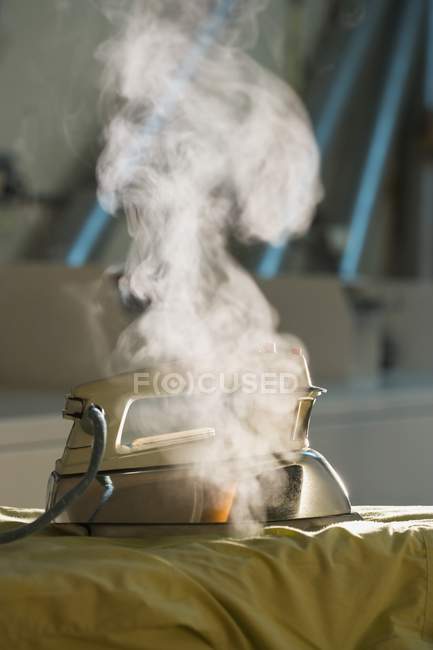 Repassage à la vapeur sur tissu textile — Photo de stock