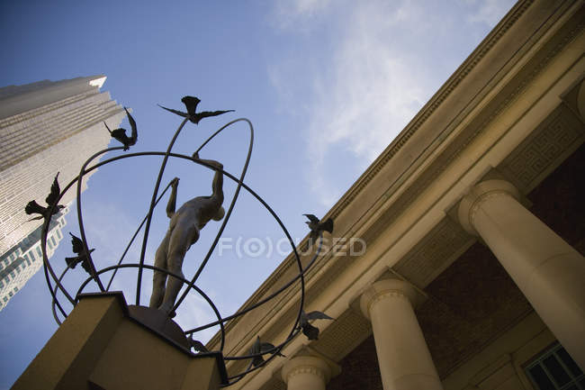 Estatua con pájaros circulando - foto de stock