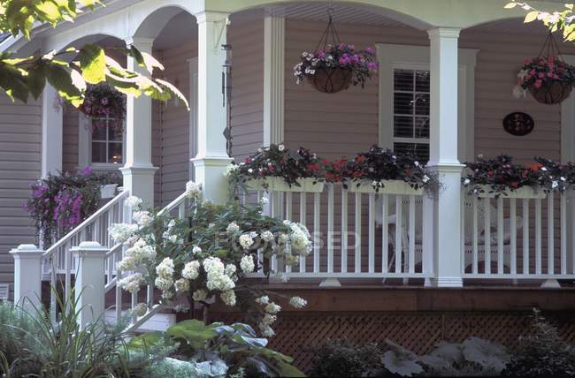 Véranda de la maison avec jardin — Photo de stock