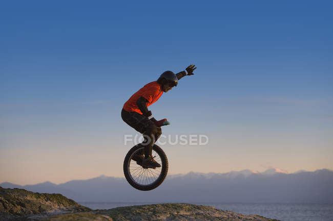 Homem Montanha Unicycling — Fotografia de Stock