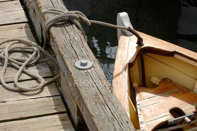 Barco atado al muelle - foto de stock