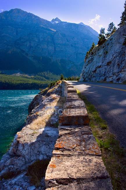 Uma bela estrada sobre a água — Fotografia de Stock