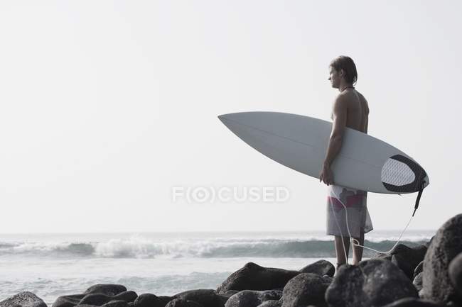 Surfista olhando para o mar — Fotografia de Stock